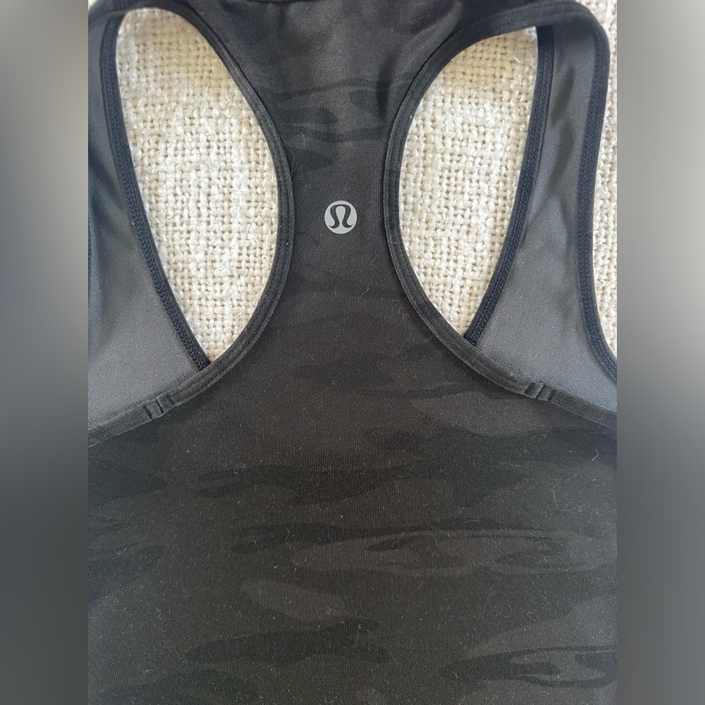 Lululemon - Picture 3 of 3